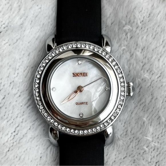 Women's diamond and crystal watch - Picture 3 of 7